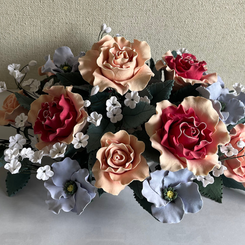 クレイアート バラのフラワーアレンジメント 八重のバラ8輪 一重のバラ